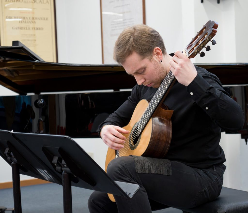 lezioni-chitarra-pistoia-niccolo-coverini