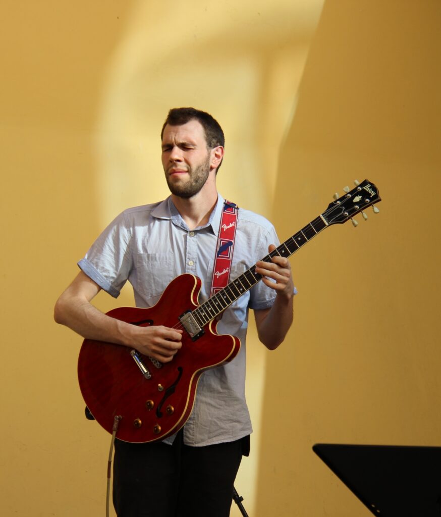 Lezioni di chitarra e musica a Genova e online Lorenzo Siri